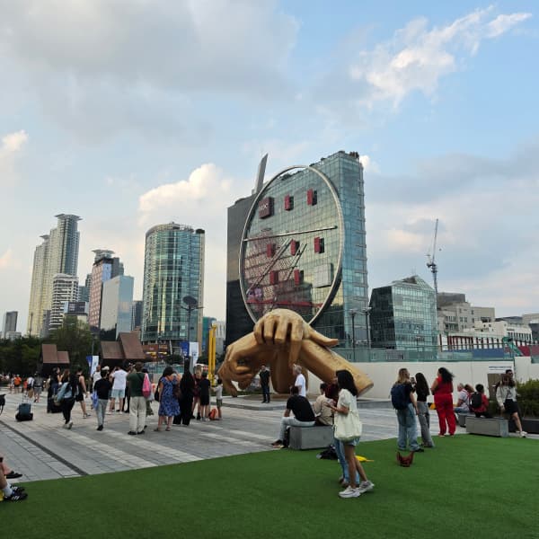 코엑스 앞 강남스타일 조형물과 주변 공간