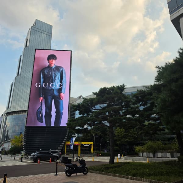 브로슈어의 코엑스 주변 대형 옥외광고 사례 사진